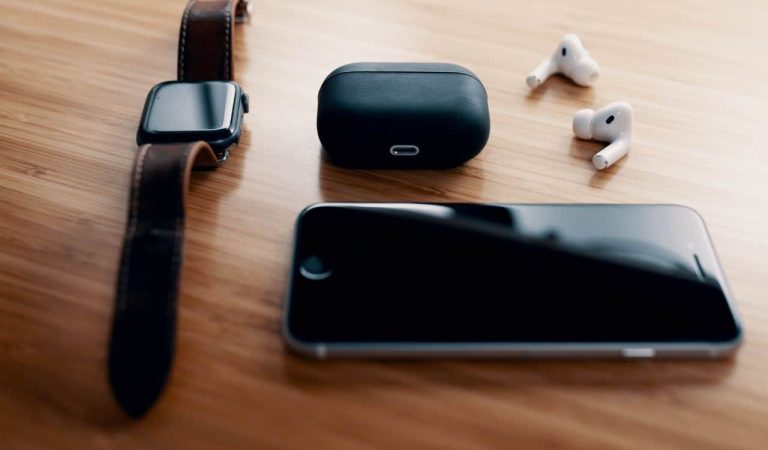 Cada 9 de diciembre se celebra el Día Mundial de la Informática, una fecha para reconocer a quienes hacen posible que la tecnología funcione y avance. Desde el correo electrónico hasta la nube, la informática está detrás de casi todo lo que hacemos. Si trabajas, estudias o, simplemente usas un smartphone, este día también es tuyo.