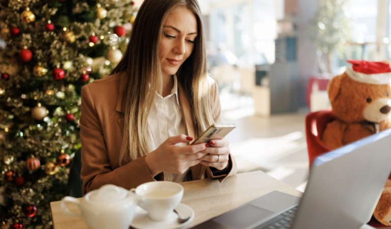 La Navidad es época de compras y regalos. Tiendas y marcas lanzan promociones especiales, y nosotros como consumidores compartimos más datos personales que nunca: registrándonos en tiendas online, encargando envíos a domicilio o recibiendo felicitaciones digitales. Todo esto ocurre mientras los ciberdelincuentes intensifican sus ataques para robar datos personales, adaptando sus mensajes o “ganchos” a la temática navideña. Entonces, ¿cómo disfrutar de estas fiestas cuidando nuestra privacidad y cumpliendo con la normativa de protección de datos?