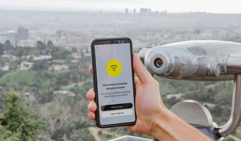 Tu teléfono móvil se ha convertido en la llave maestra de tu vida digital: lo usas para comunicarte, pagar, acceder a tus redes sociales y entrar a tus cuentas bancarias. Pero ¿qué pasaría si un día, de repente, tu móvil pierde la cobertura y deja de funcionar? Podrías estar siendo víctima de un ataque conocido como Sim Swapping, una estafa sigilosa que puede dejarte sin línea, sin control de tus cuentas y sin dinero. Conocer cómo funciona y cómo prevenirlo es esencial para mantener a salvo tu identidad digital.
