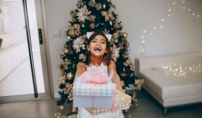 La Navidad es una época mágica, y cada vez más, la tecnología es la estrella bajo el árbol. Smartphones, consolas, relojes inteligentes, drones o juguetes conectados, los regalos digitales están a la orden del día.