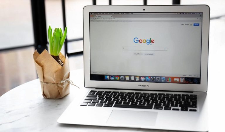 Al cerrar el año, muchas personas hacen balance de lo vivido y se marcan nuevos propósitos. Sin embargo, hay algo que rara vez revisamos: nuestra huella digital. Noticias antiguas, perfiles olvidados o publicaciones que ya no nos representan siguen ahí, visibles para cualquiera. El derecho al olvido permite tomar el control de esa información.