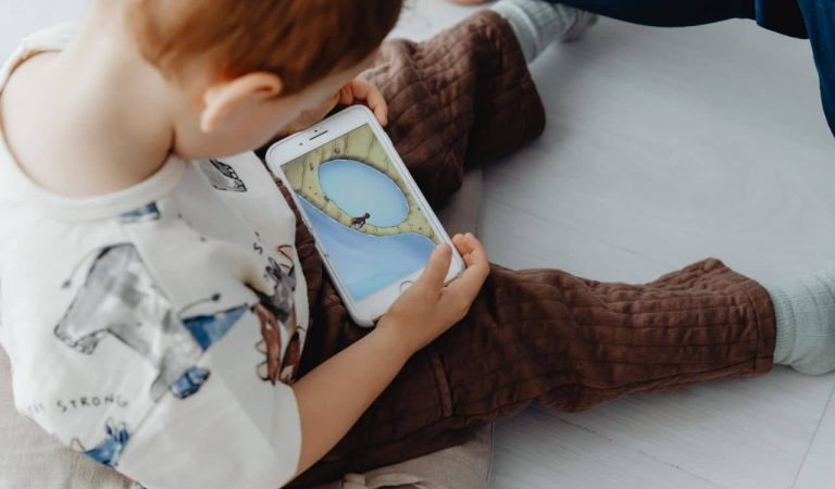 Los regalos tecnológicos son unos indudables habituales en la carta de los Reyes Magosre: relojes inteligentes, altavoces con voz, cámaras domésticas, juguetes conectados o gadgets “smart”, en definitiva, objetos que pertenecen a la “Internet de las cosas” (IoT) . Son prácticos, atractivos y cada vez más habituales… pero también pueden convertirse en herramientas de vigilancia involuntaria.