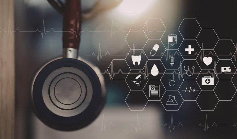 La tecnología avanza rápido, pero los datos personales y sanitarios no son combustible gratuito para la innovación. La inteligencia artificial aplicada a la salud puede aportar un valor real y medible, pero solo si se construye sobre bases sólidas de privacidad, ética digital y cumplimiento normativo, especialmente en entornos regulados como la Unión Europea. Cuando estas herramientas lleguen a Europa —porque llegarán—, la diferencia no la marcará quién innove más rápido, sino quién lo haga mejor, de forma responsable y conforme al marco legal vigente.