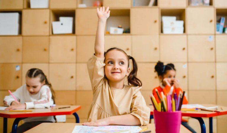 La privacidad en centros educativos es un trabajo en equipo entre colegios y familias. Con un lenguaje claro, sentido común y cumpliendo la ley, es posible lograr que este nuevo curso sea seguro y respetuoso con la intimidad de nuestros menores. La vuelta al cole es una oportunidad ideal para revisar y reforzar estas medidas.