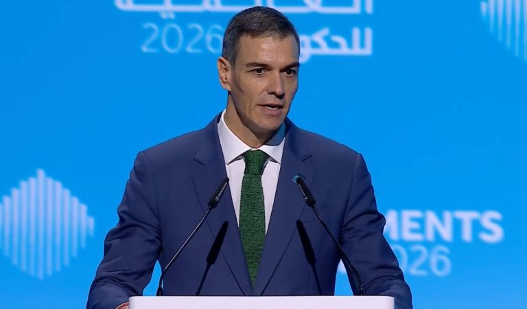 El Gobierno de España ha anunciado un nuevo paquete de medidas de protección digital que marca un punto de inflexión en la regulación del entorno online, especialmente en lo relativo a la protección de menores, la seguridad de la información y la responsabilidad de las plataformas digitales. El anuncio, realizado por el presidente del Gobierno en el marco de la Cumbre de Gobiernos (World Governments Summit) celebrada en Dubái, venía precedido, el mes de abril del pasado año por la aprobación de la Ley de Protección a los Menores en el Entorno Digital que recogía un adelanto sobre derechos digitales, ciberseguridad y protección de datos personales.