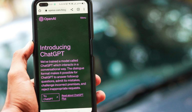 La Inteligencia Artificial (IA) se ha convertido en una herramienta estratégica en empresas y organizaciones, aplicada en selección de personal, atención al cliente, marketing, análisis de datos y toma de decisiones automatizadas. Sin embargo, muchos proyectos de Inteligencia Artificial se implementan sin un análisis previo de riesgos legales, éticos y organizativos. Esta falta de planificación en el cumplimiento del Reglamento General de Protección de Datos (RGPD) y del Reglamento Europeo de Inteligencia Artificial puede generar sanciones, problemas de responsabilidad y daños reputacionales que podrían evitarse con una estrategia adecuada desde el inicio.