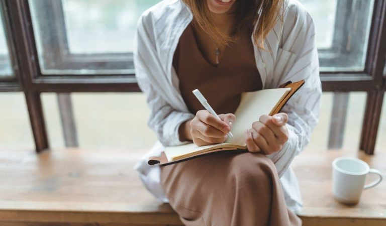 Septiembre es perfecto para poner orden y asegurarte de que tu negocio cumple con la ley y protege los datos de todos. Este checklist no es simple burocracia: es tranquilidad y confianza. Empieza por uno o dos puntos y ve avanzando. Cada pequeño ajuste cuenta, y si necesitas ayuda adaptando estas tareas a tu empresa, podemos guiarte paso a paso.