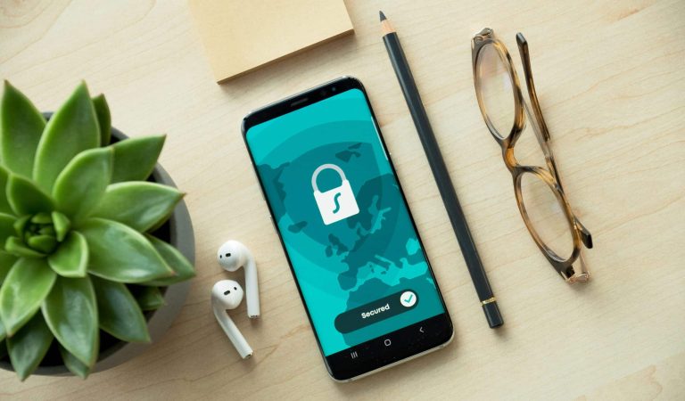El Mes de la Ciberseguridad nos recuerda que la protección digital es una responsabilidad compartida. Se trata de adoptar hábitos seguros en tu día a día, como si te pusieras el cinturón de seguridad en el coche. Con pequeños cambios, puedes marcar una gran diferencia y con formación en ciberseguridad y una revisión periódica de los puntos vulnerables de tu empresa, contarás con la prevención necesaria. Ahora que tienes las claves, ¿aceptas el reto de ganar a un hacker en inteligencia?
